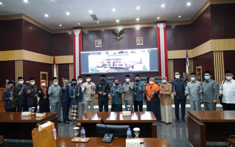 Mawar Merah Mewarnai Pengesahan Raperda Penyelenggaran Pesantren