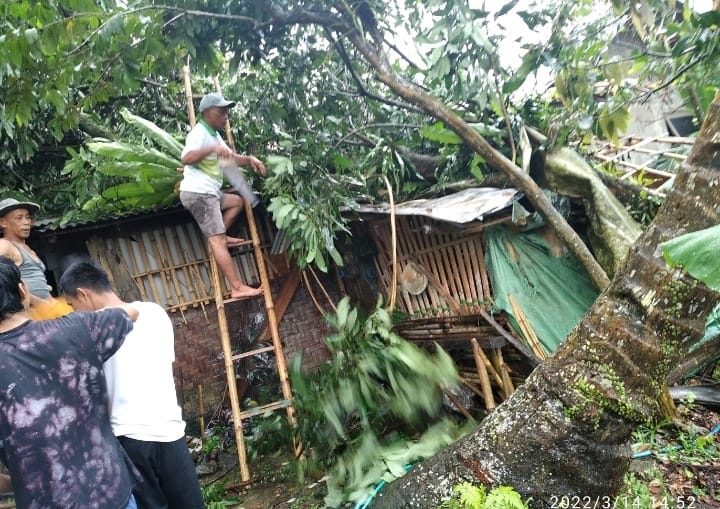 Belasan Rumah Rusak Diterjang Angin Puting Beliung di Desa Purasari