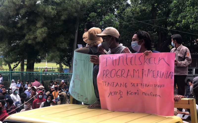 Kesal Tidak Diajak Berbicara, Warga Bojongkoneng Unjuk Rasa Gedung DPRD
