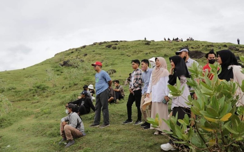 Tak Kebagian Tiket MotoGP, Gubernur NTB Zulkieflimansyah dan Keluarga Nonton Dibalik Bukit Merese