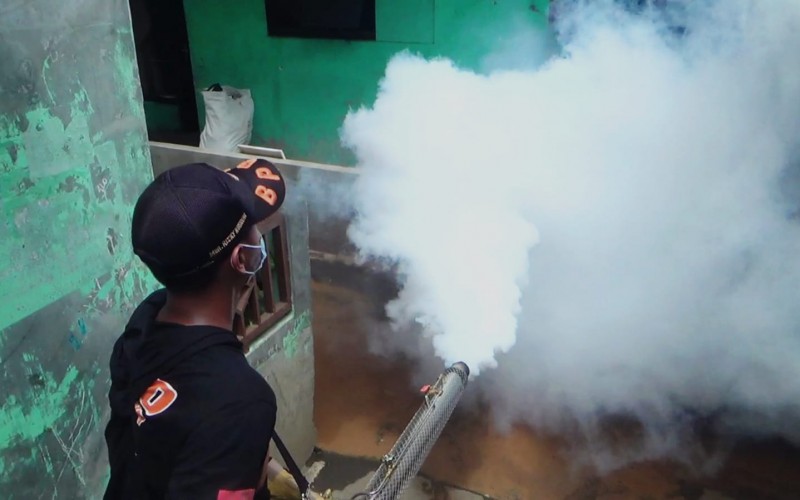 Dua Warga Terserang DBD, Petugas Lakukan Fogging di Rumah Warga