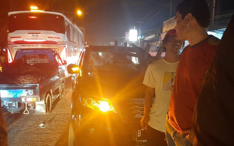 Pelaku Tabrak Lari Diamuk Massa Setelah Menabrak Tukang Bakso dan Pejalan Kaki