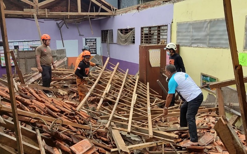 Diguyur Hujan Deras, Dua Sekolah Tingkat SDN di Kota Bogor Ambruk