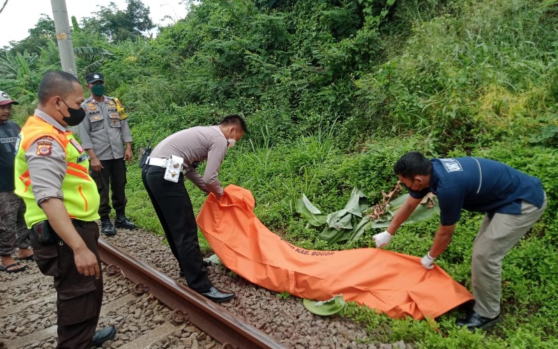 Ngeri! Pria Tak Beridentitas Tabrakan diri ke Kereta di Pondok Rajeg