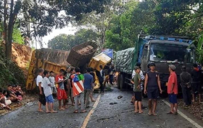 Diduga Akibat Rem Blong, Mobil pengangkut Alat Berat Terguling