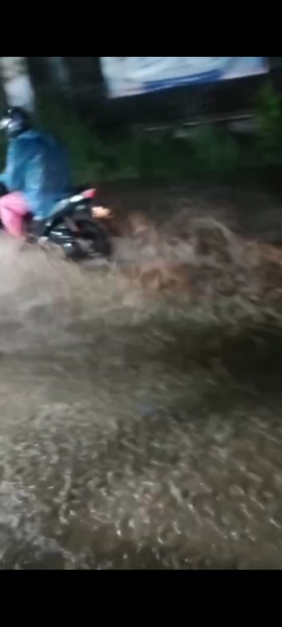 Diduga Drainase Buruk, Rumah Warga Cibatok Tergenang Banjir
