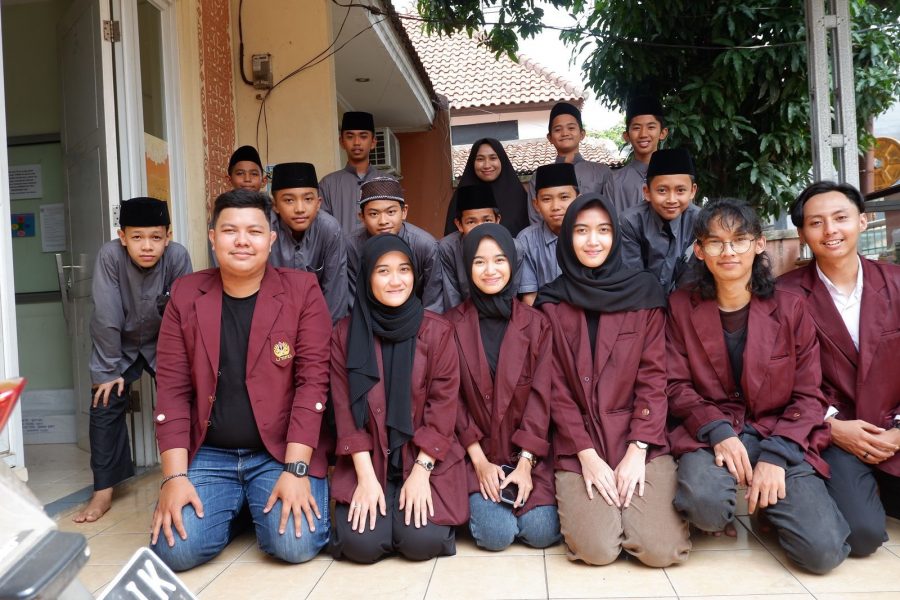 Kegiatan Mahasiswa Ilmu Komunikasi Unsika dalam Mengajar, Memotivasi dan Berbagi terhadap Santri AQE