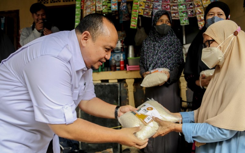 Selama Ramadhan, Atang Berbagi Ribuan Paket Berbuka dan Ratusan Sembako