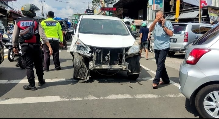 Mesin Mendadak Mati, Mobil Tabrak Tiga Kendaraan di Jalur Puncak