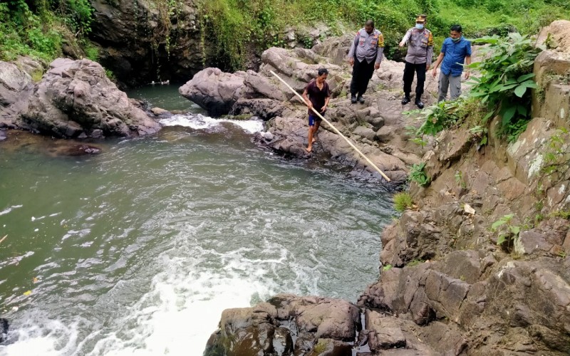 Diduga Terpeleset, Wisatawan Asal Depok Meninggal Dunia di Curug Suakan Bogor