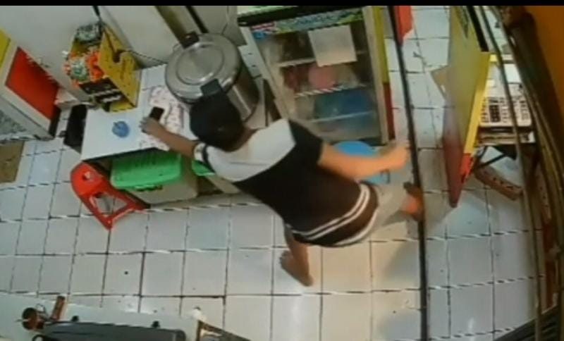 Pura-pura Jadi Pembeli, Pengendara Mobil Mewah Curi HP Terekam CCTV