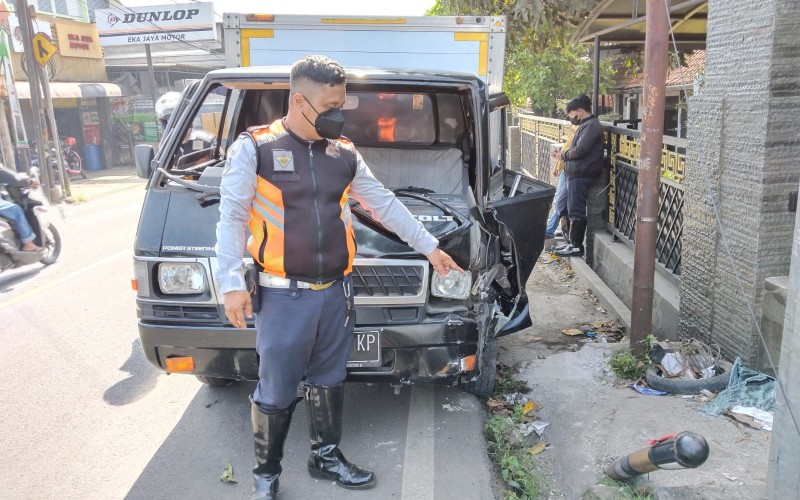 Diduga Sopir Mengantuk, Mobil Pengangkut Bahan Baku Roti Tabrak Tiang Pembatas