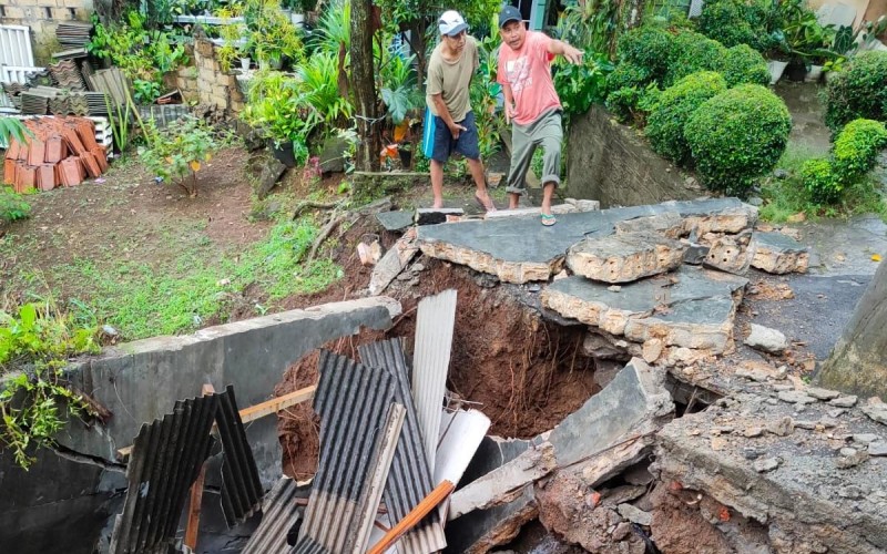 Akibat Hujan Deras, Tebing Setinggi 10 Meter Ambrol dan Menimpa Rumah Hingga Jalan Terputus