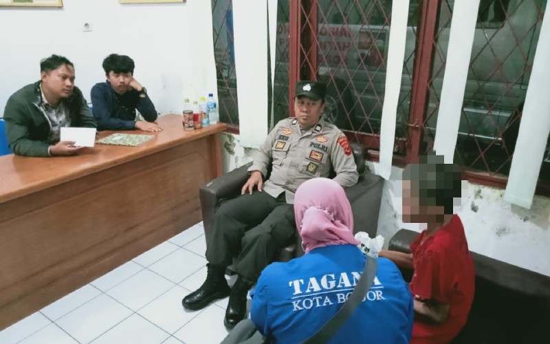 Diduga Dibuang Keluarganya, Wanita Paruh Baya Ditemukan di Pinggir Jalan di Bogor