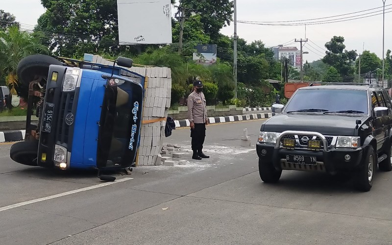 Tak Kuat Nanjak, Truk Bawa Hebel Terguling di Bubulak