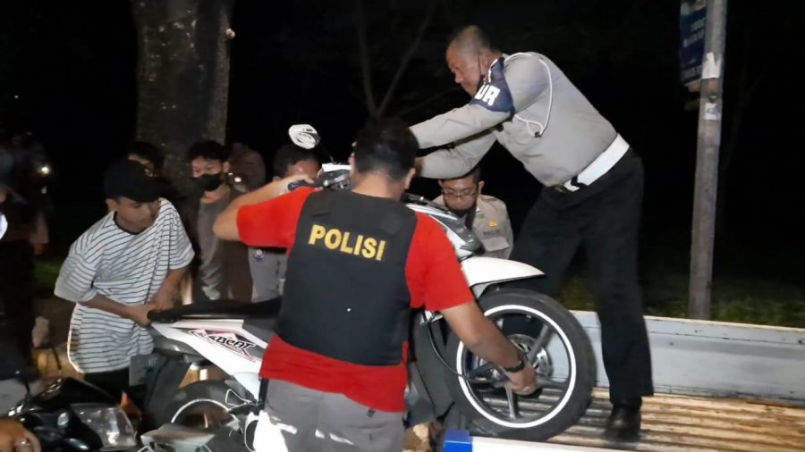 Patroli, Polsek Cileungsi Amankan Motor dan Pengendara yang sedang Mengkonsunsi Miras