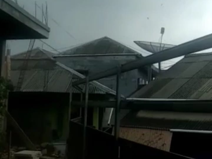 Angin Puting Beliung Terjang Puncak, Warga Panik