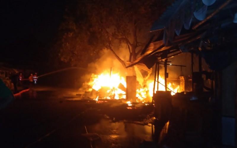 15 Kios Pedagang di Pasar Jambu Dua Bogor Terbakar