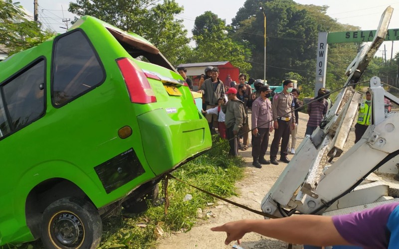 Angkot Terjung ke Jurang di Pasar Ciluar Bogor