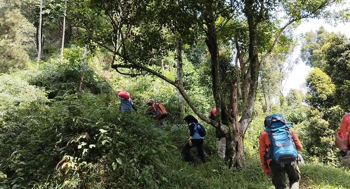 Jalur Akses Masih Tertutup, Tim Potensi Gabungan Bawa Logistik ke Korban Longsor