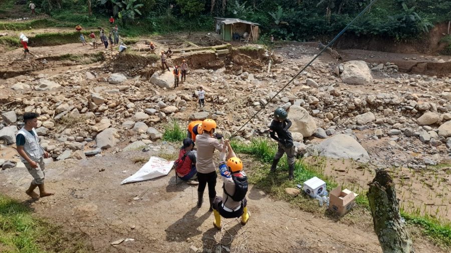 Potensi Tim Gabungan Salurkan Logistik ke Kampung Terisolir Gunakan Tali Silang