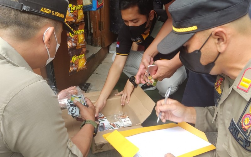 Satpol PP Sita Ratusan Rokok Ilegal Tanpa Cukai di Kota Bogor