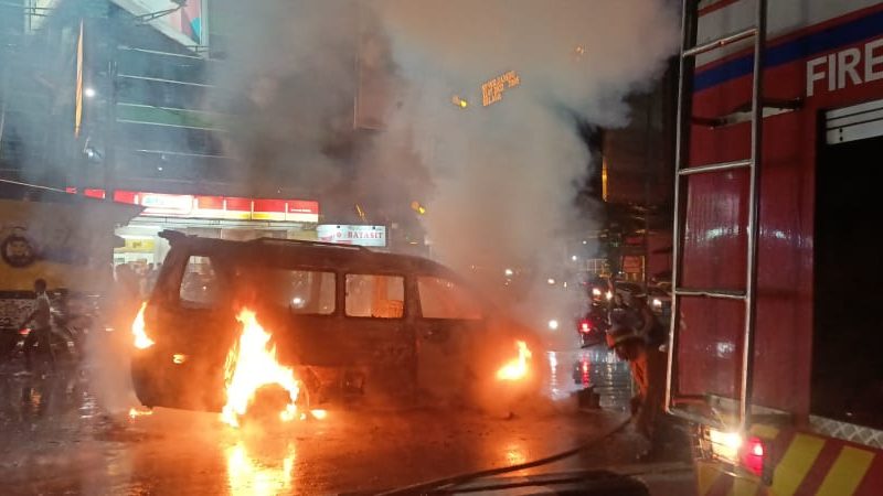 Angkot Terbakar di Simpang Jambu Dua