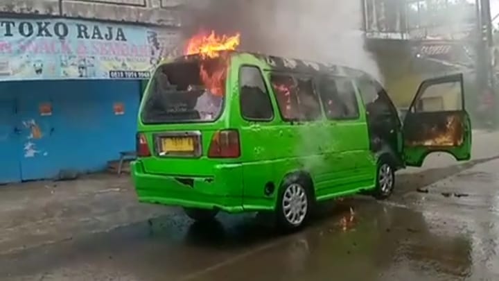 Angkot Terbakar di Cilebut Bogor