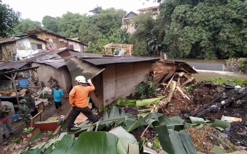 Tebing Setinggi 10 Meter Longsor, Dua Orang Terluka