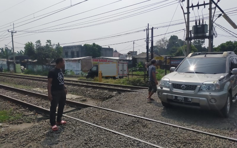 Mobil Nyaris Ketabrak Kereta di Bogor