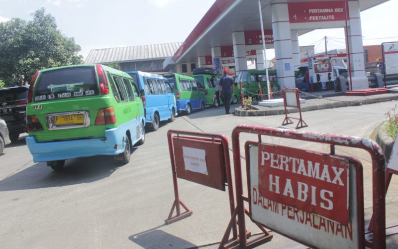 Pengendara Rela Antri di Sejumlah SPBU di Kota Bogor