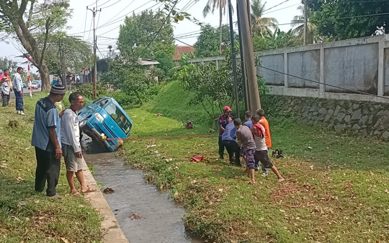Angkot Jurusan Parung – Bogor Terperosok ke Saluran Irigasi