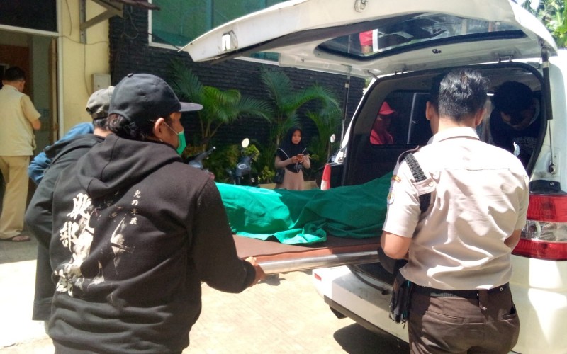 Polsek Ciawi Evakuasi Pemulung yang Tewas Dipinggir Jalan