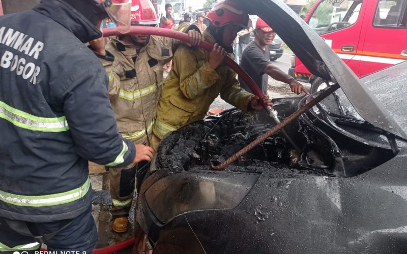 Mobil Mewah Terbakar di Jalur Puncak