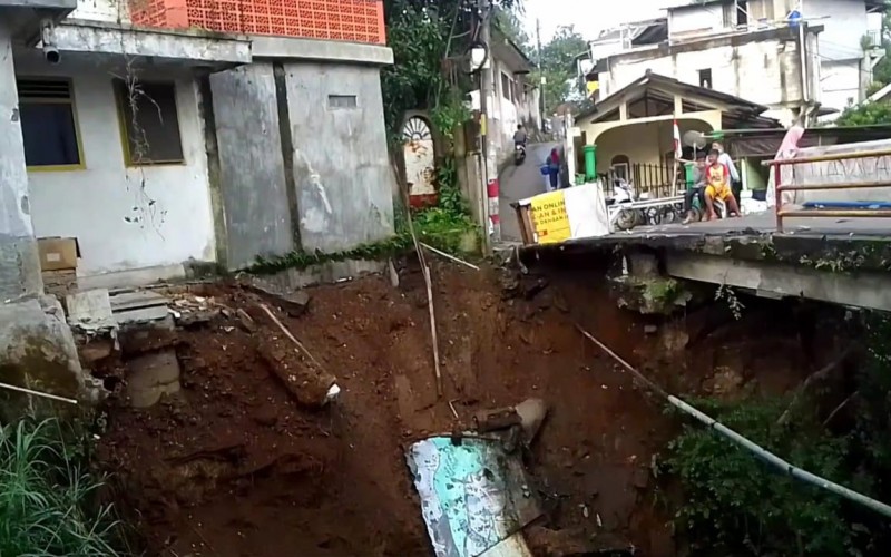 Akibat Longsor Warga Tutup Jembatan, Akses Warga Terganggu