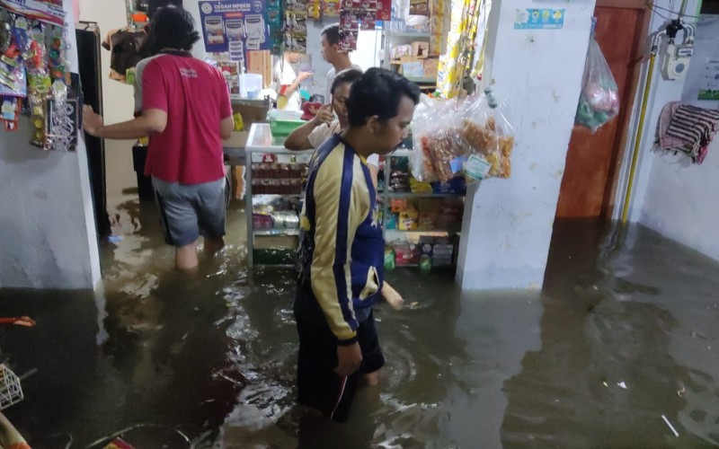 Rumah Warga Terendam Banjir Setinggi Dada Orang Dewasa di Pacilong