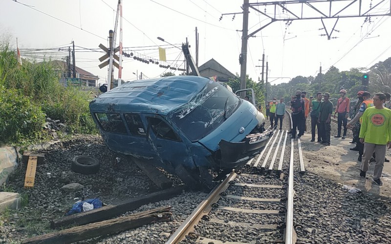 Angkot 08 Tertabrak KRL Commuterline di Bogor, Polisi : Tidak Ada Korban