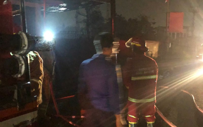 Tiang Listrik Meledak Jalan Raya ke Puncak Macet
