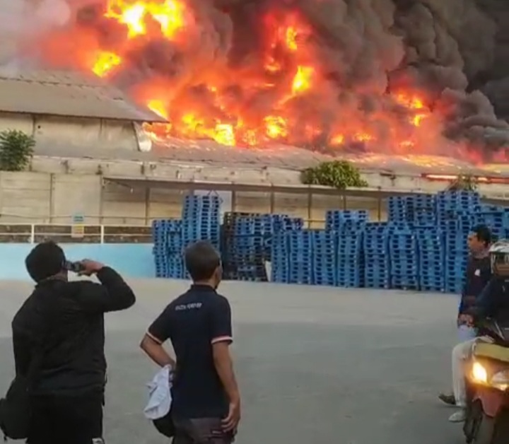 Pabrik Almunium Foil di Desa Cicadas Hangus Terbakar