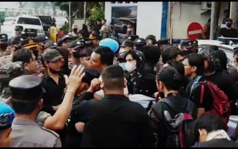 Demo Penolakan BBM Berakhir Ricuh Antara Mahasiswa dan Aparat