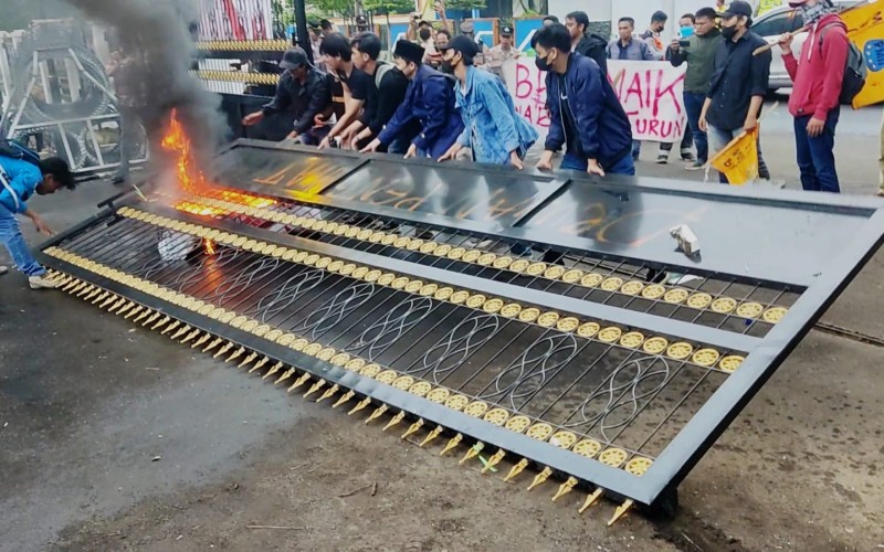 Demo Kenaikan BBM, Mahasiswa Robohkan Pagar DPRD Kota Bogor