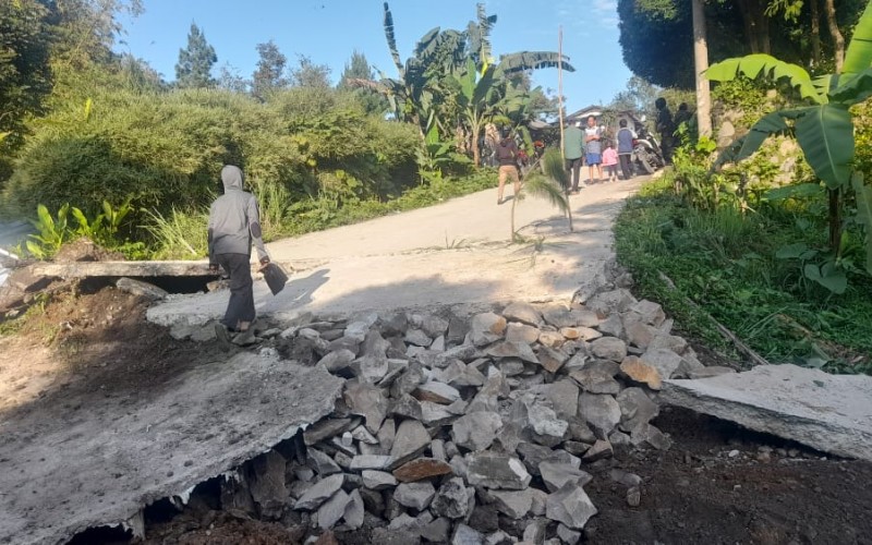 Cerita Warga Alami Pergeseran Tanah di Kampung Curug : Ada Suara Retakan