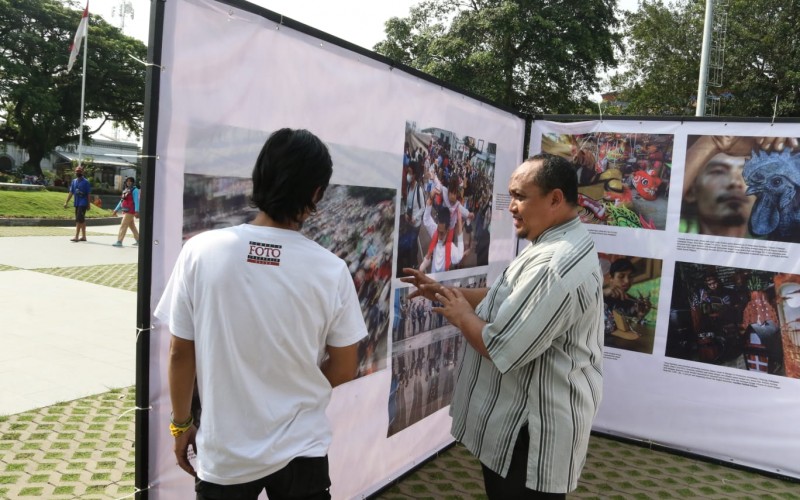 Kunjungi Pameran Foto, Atang Trisnanto Apresiasi Karya Foto Jurnalistik