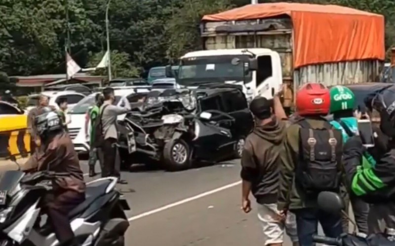 Truk Seruduk Mobil di Jalan Alternatif Cibubur