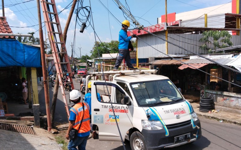 PLN UPL Leuwiliang Perbaiki 5 Tiang Listrik dan Telkom Akibat Diduga Terseret Truk