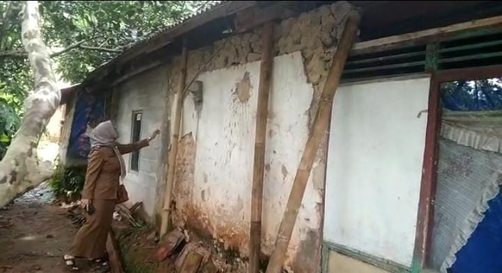Kades Karacak Kunjungi Tiga Rumah yang Terkena Longsor dan Dampak Gempa