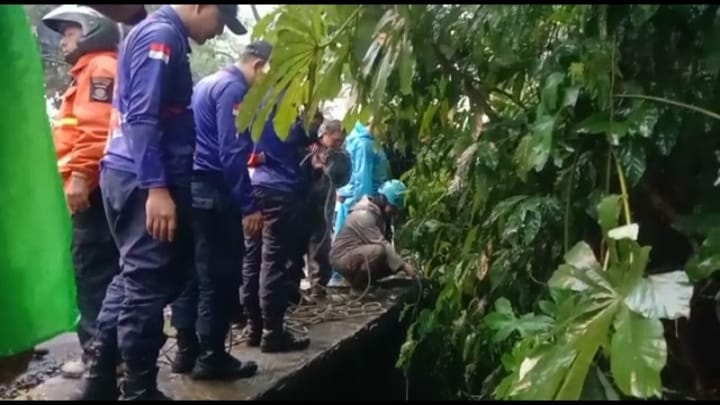 Pemotor Dikabarkan Terjatuh dan Hilang Terseret Saluran Air di Bogor, Tim SAR Lakukan Pencarian