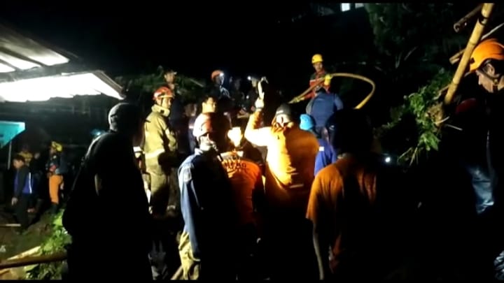 Lima Pemancing Tertimbun Longsor di Bogor, 1 Ditemukan Tewas