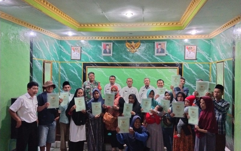 Penyerahan Secara Simbolis 100 Bidang Sertifikat Program PTSL di Desa Karyasari