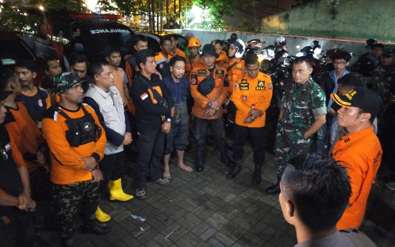Pencarian 3 Korban Tertimbun Longsor Dilanjut Besok Pagi